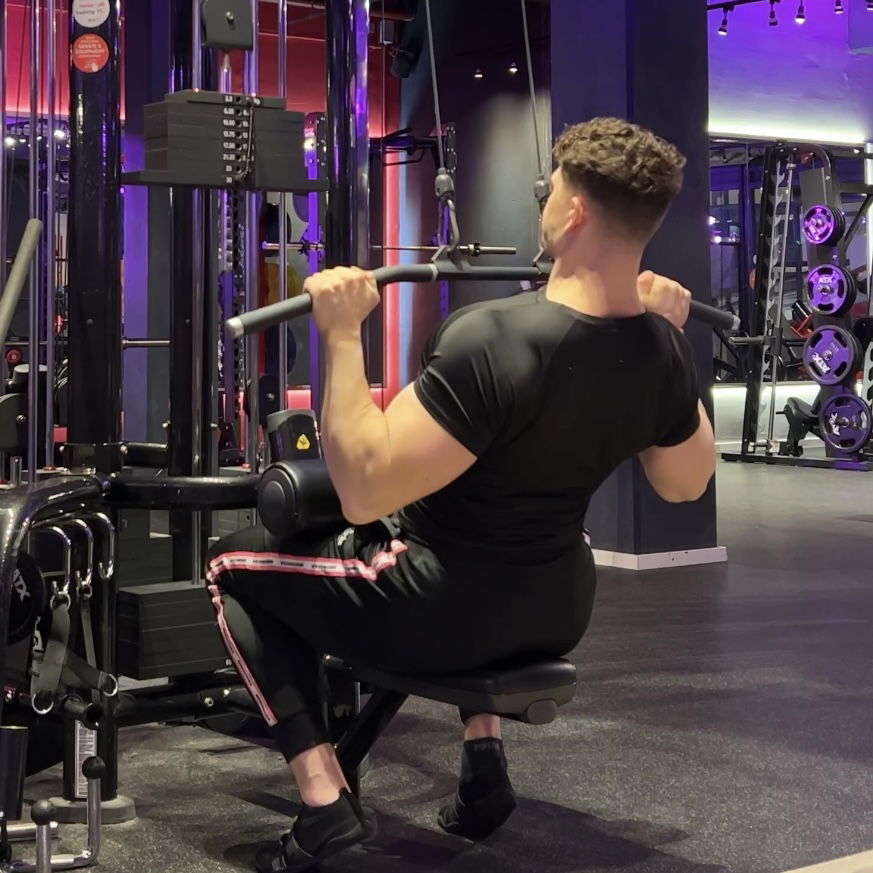 Lat Pulldown am Kabelturm