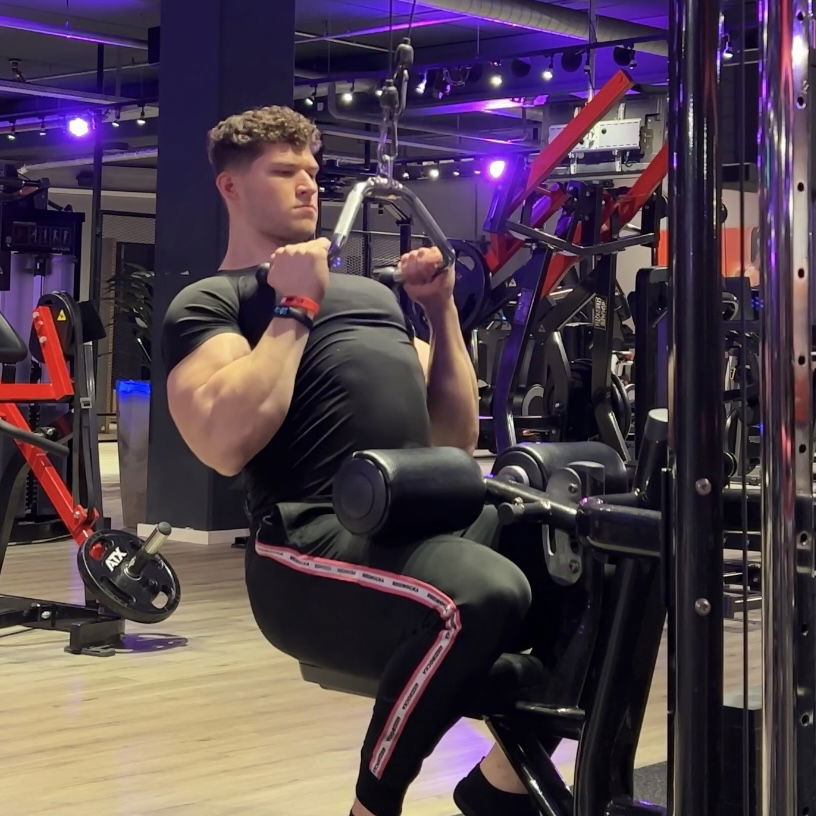 Lat Pulldown eng am Kabelturm