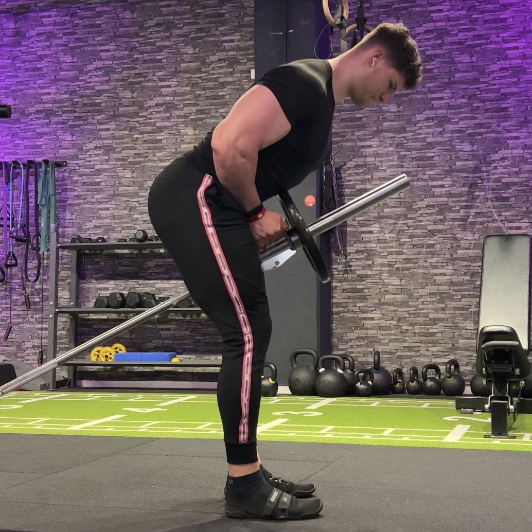 T-Bar Rudern eng im Parallelgriff