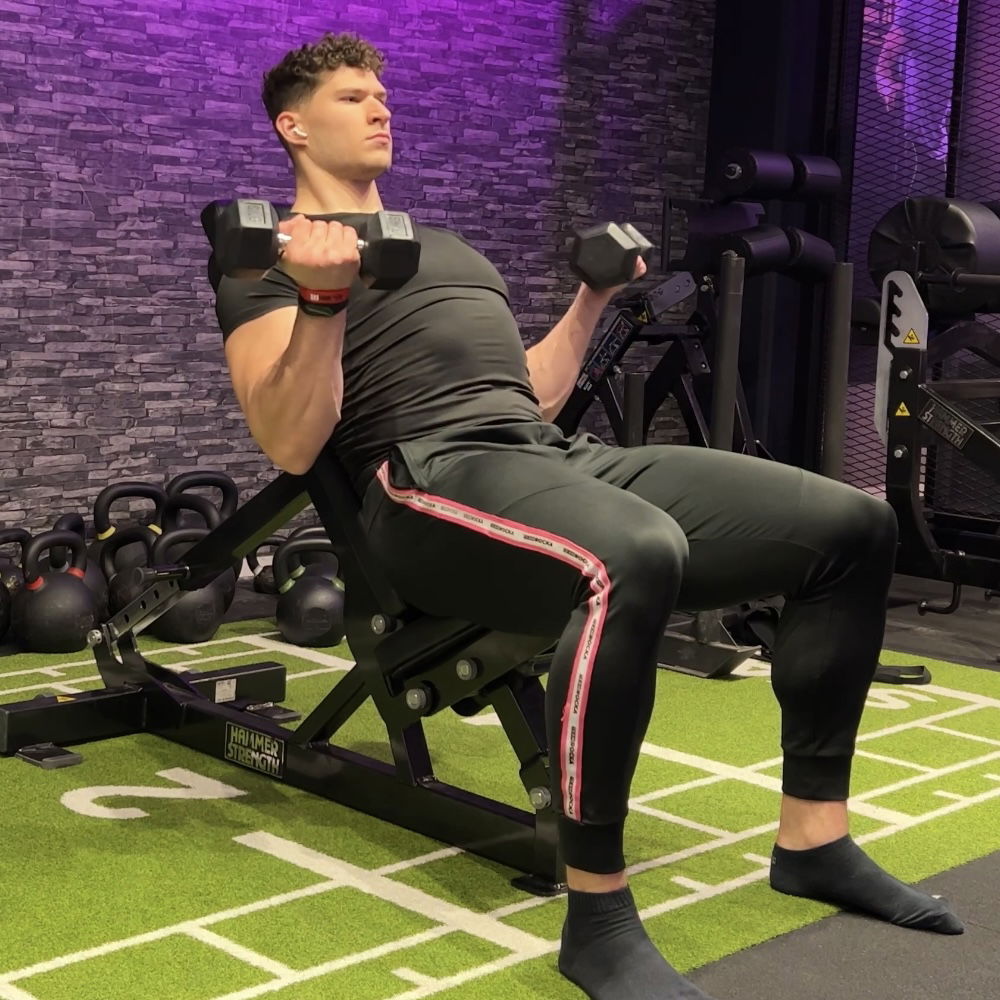 Schrägbank Curls mit Kurzhantel