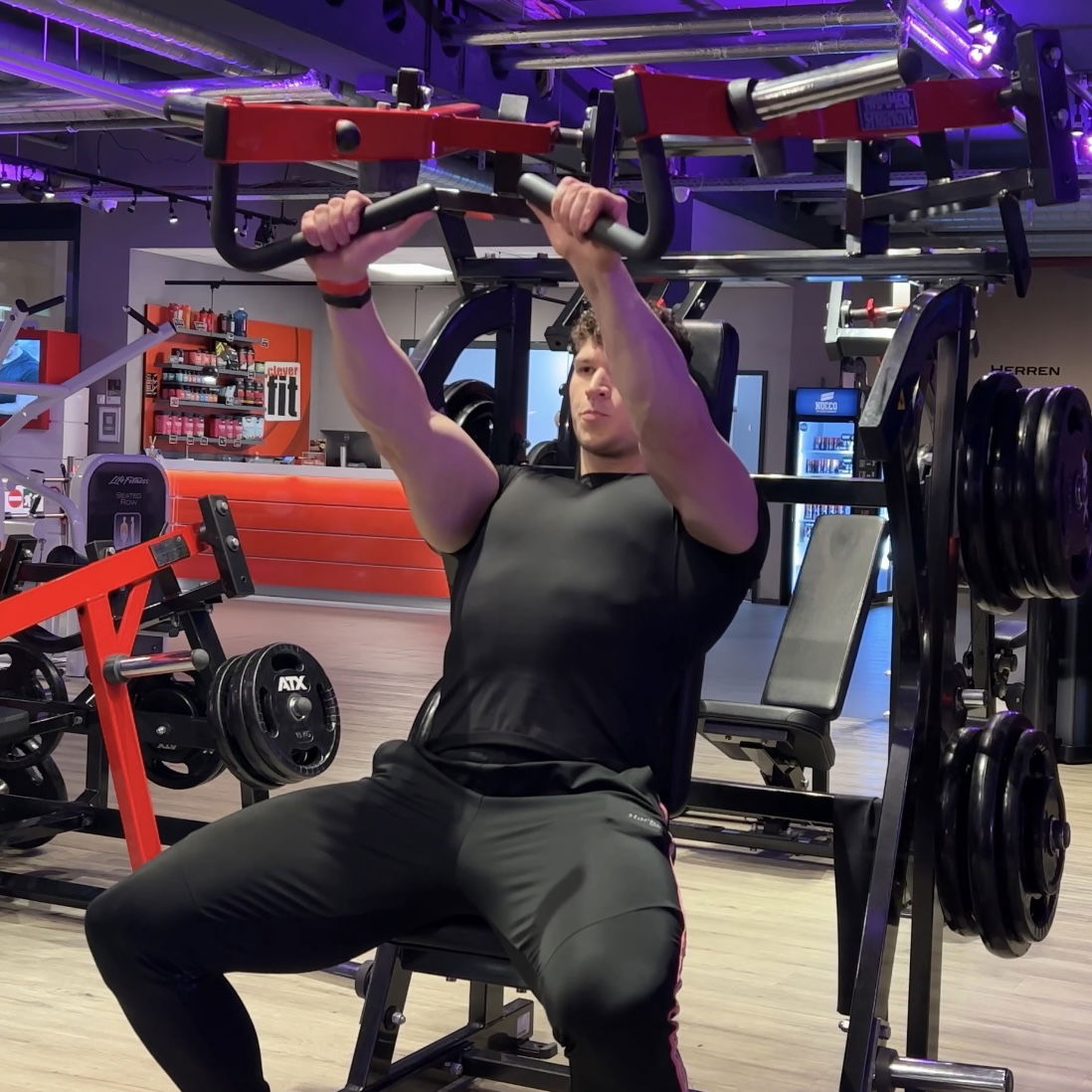 Schrägbankdrücken an der Maschine