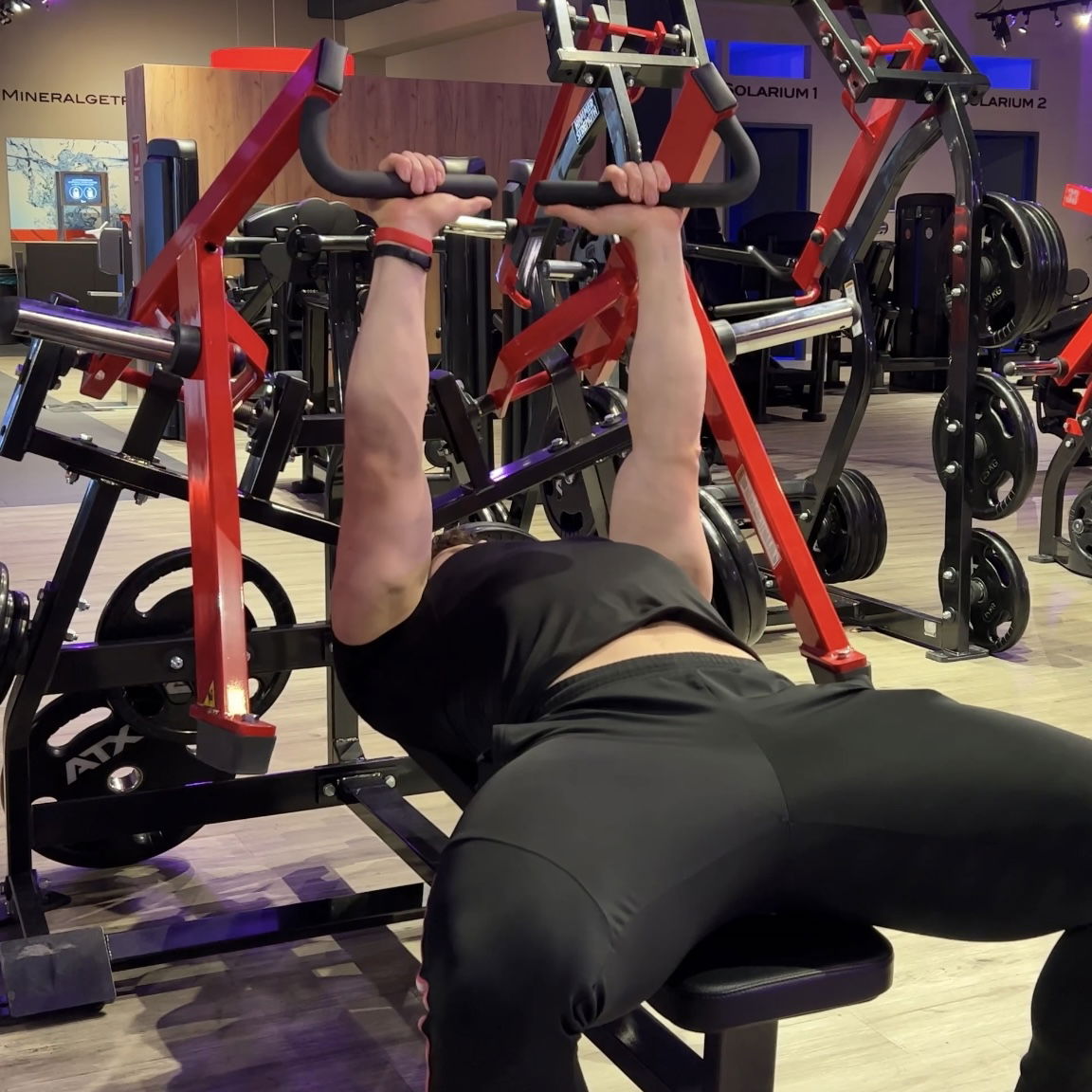 Brustpresse an der Maschine