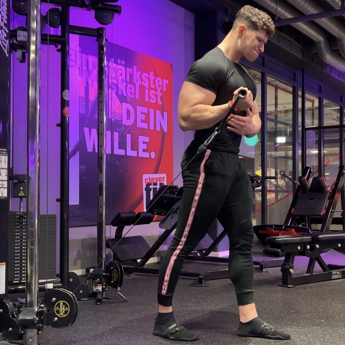 Face Away Cable Curls unilateral