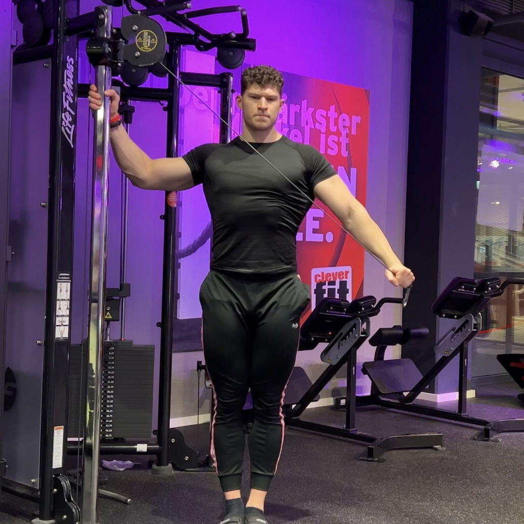 Reverse Cable Flys unilateral am Kabelzug