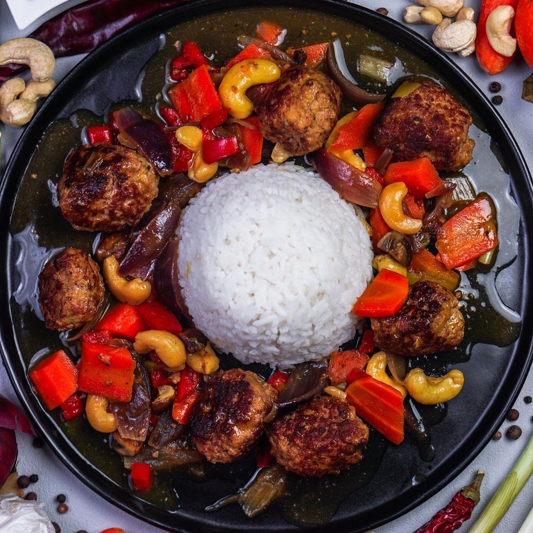 Rinderhackbällchen mit Gemüse, Orangensoße, Cashews und Reis