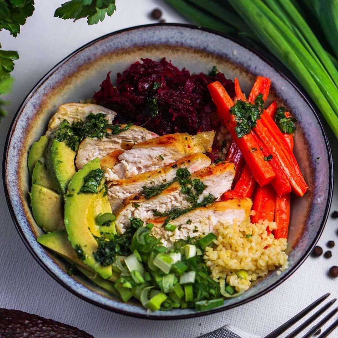 Buddha Bowl mit Hähnchen Bulgur und Gemüse