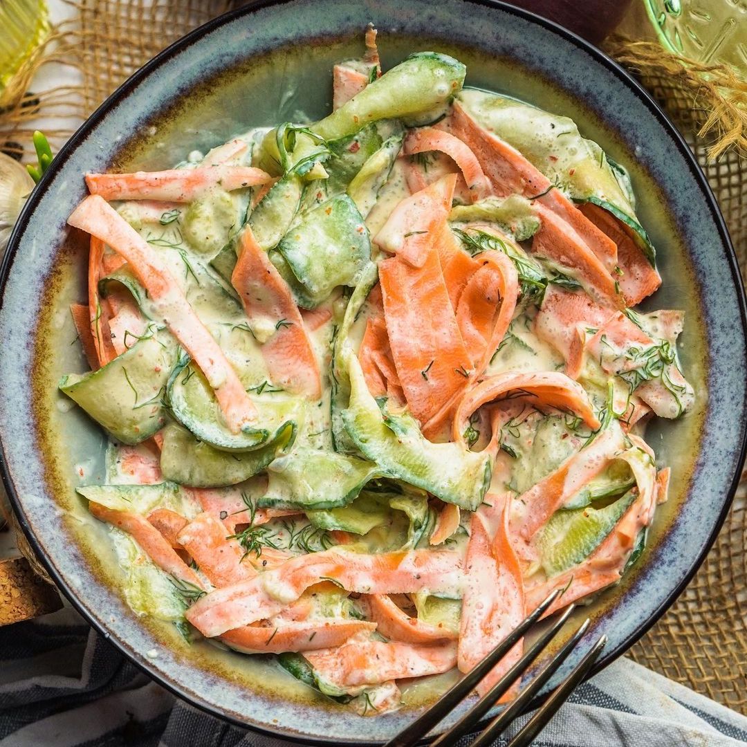 Honig-Chili Gurkensalat mit Karotten