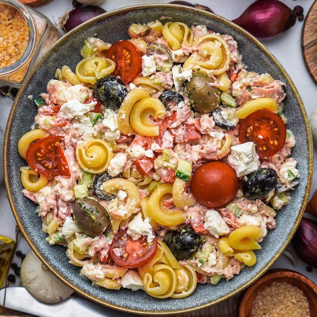 Thunfisch Nudelsalat mit Feta und Oliven