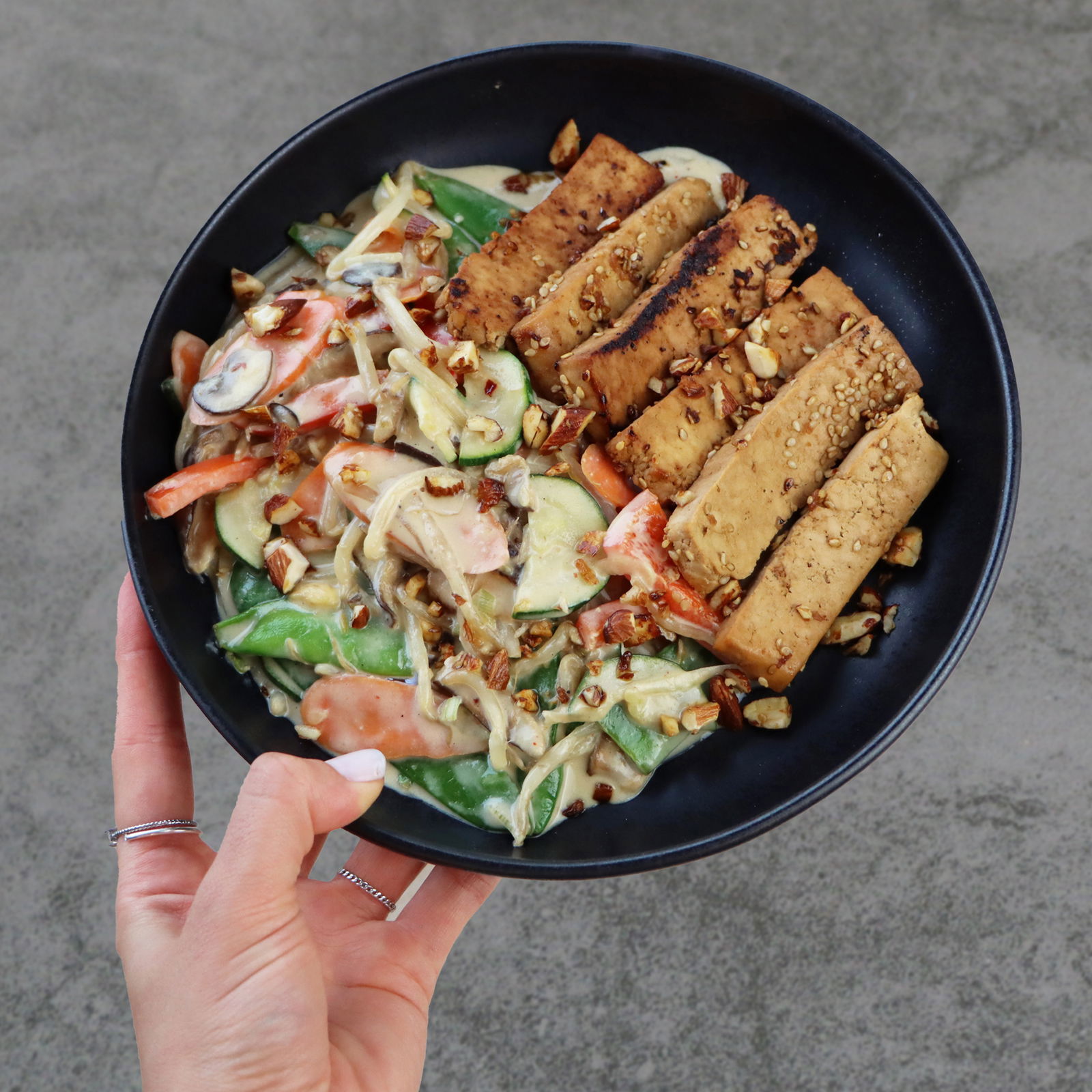 Wok Pfanne mit Mandelsoße