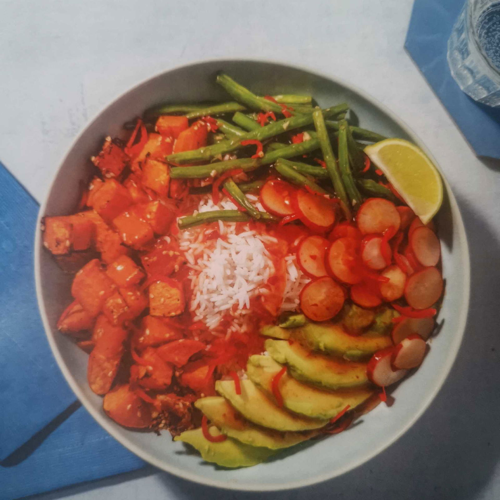 Vegane Bowl mit Sesam-Süßkartoffel u. Avocado