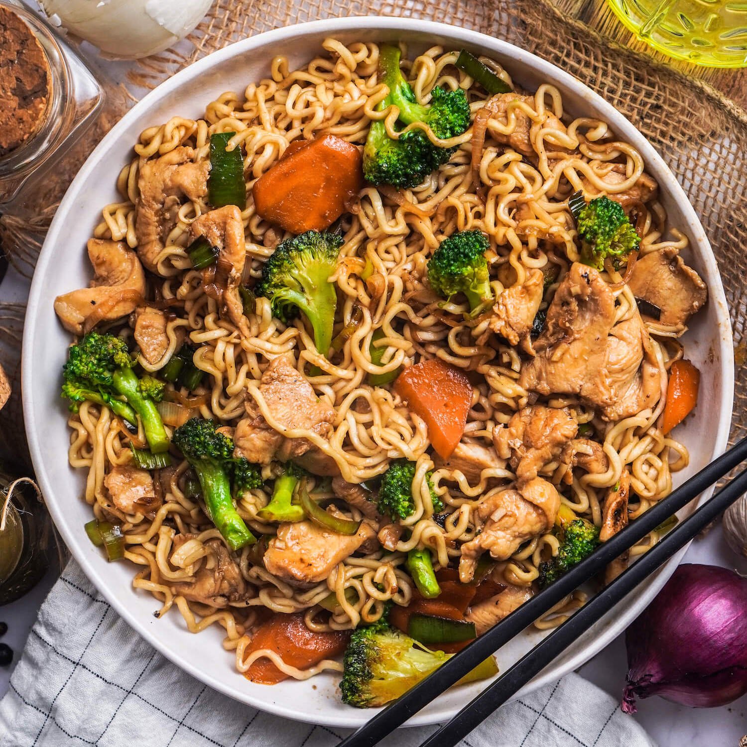 Bratnudeln mit veganem Hähnchen und Erdnusssoße