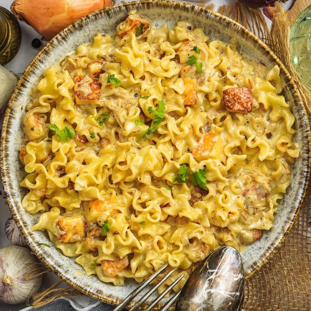 Pasta mit geschmorten Zwiebeln Erbsen und Ei