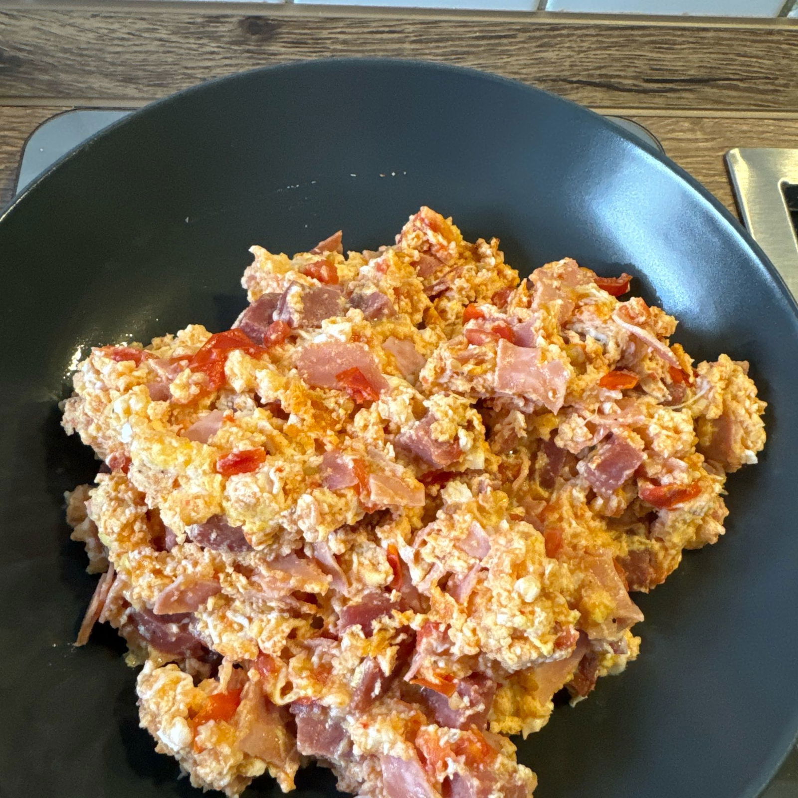 Rührei mit Luftgetrockneter Salami, Schinken und Tomate