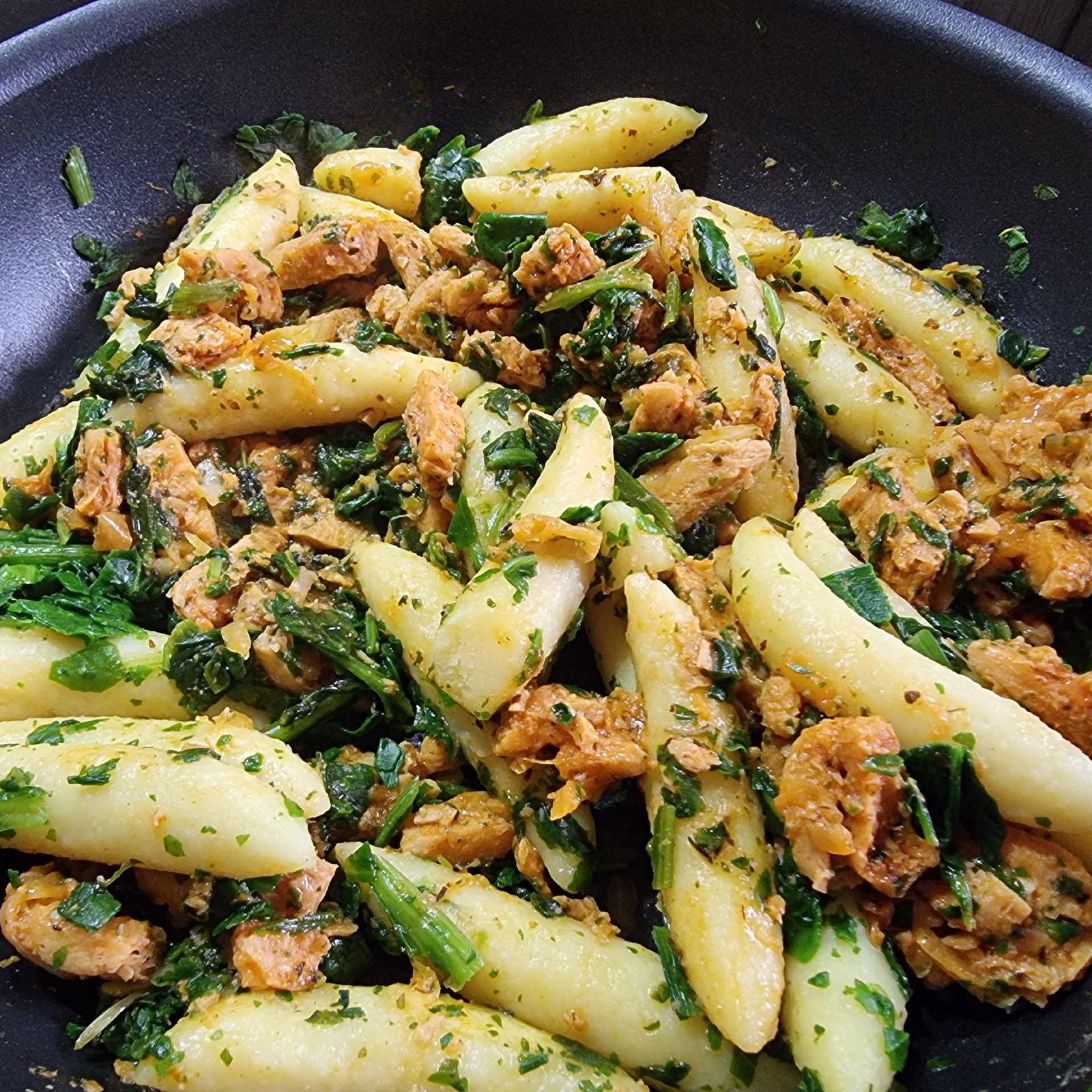 Einfache Schupfnudel- "gyros"-pfanne