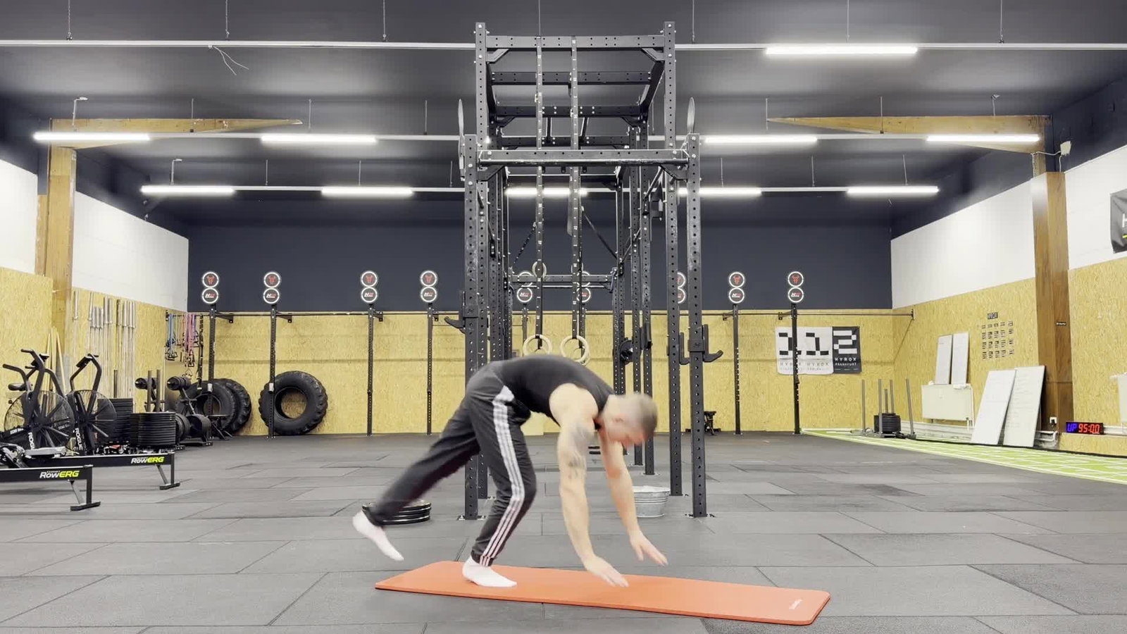 Freistehender Handstand Kick-Up