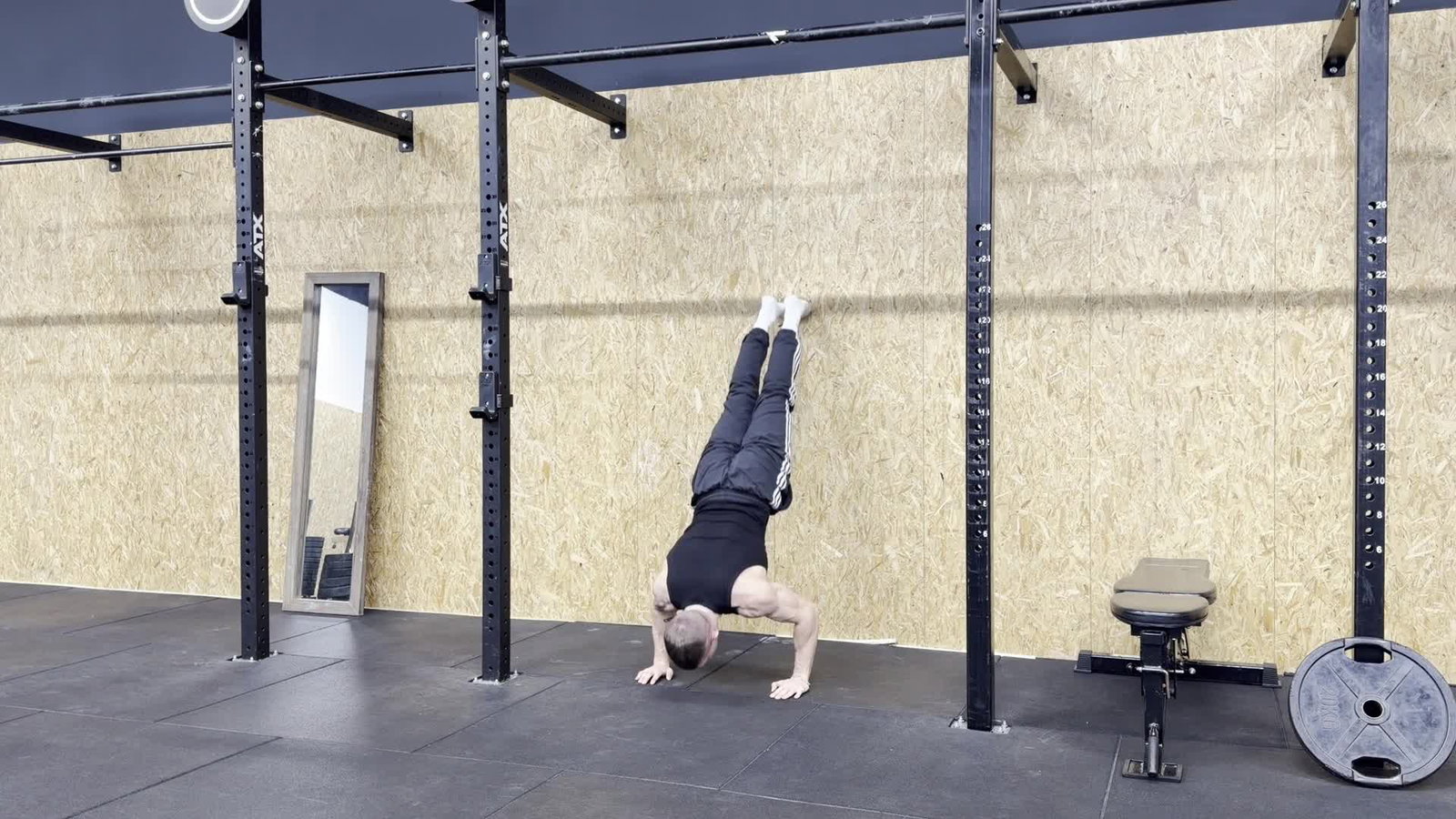 Wall Handstand Push-Up Negativ