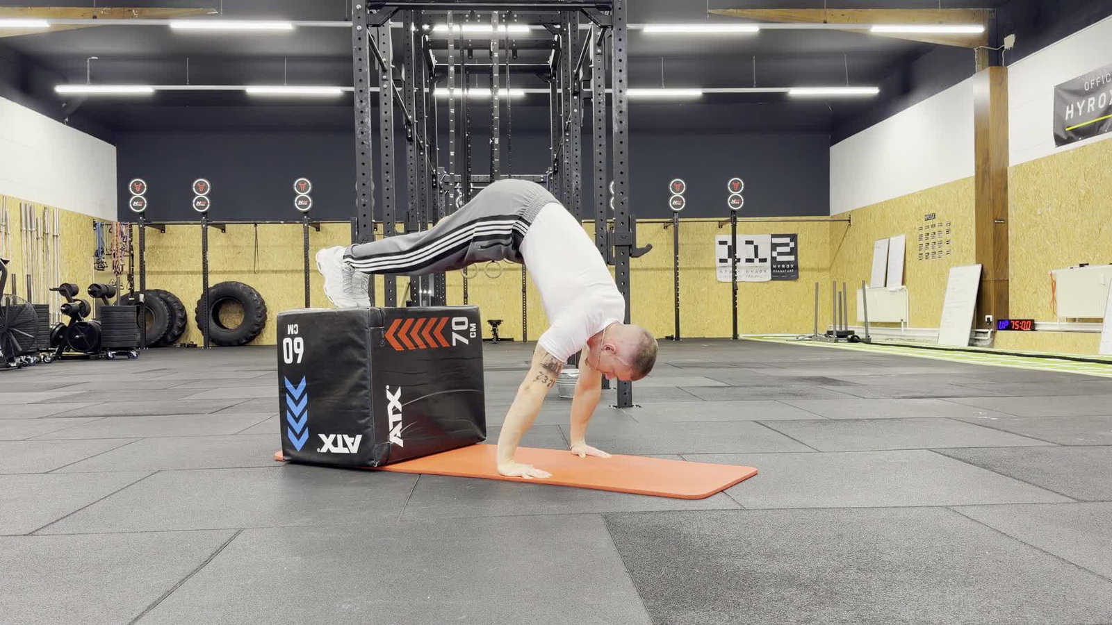 Pike Push-Ups (Füße erhöht)